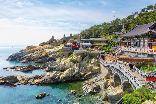 Asiatisches Tempel rechts mit Br&uuml;cken, links das Meer